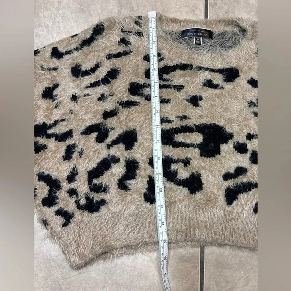 Blue Blush Oversized Crop Style Animal Print Fuzzy Faux Fur Sweater Size M - Picture 5 of 8